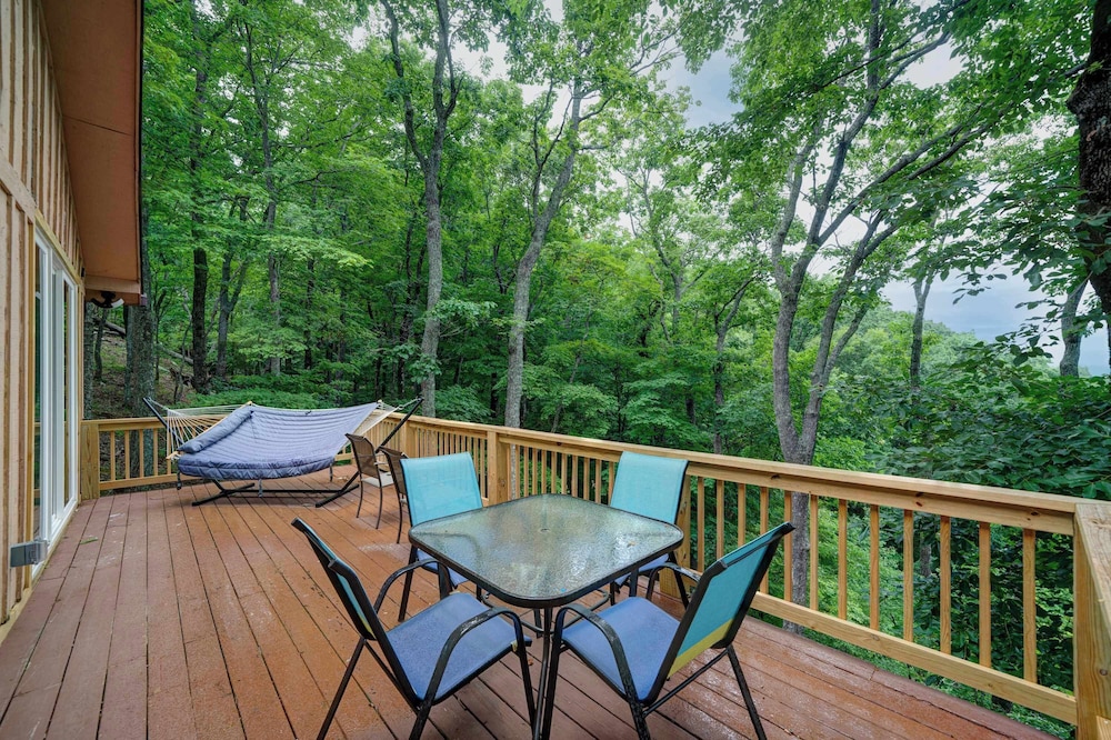 Mountain Views in Private Lake and Golf Community!