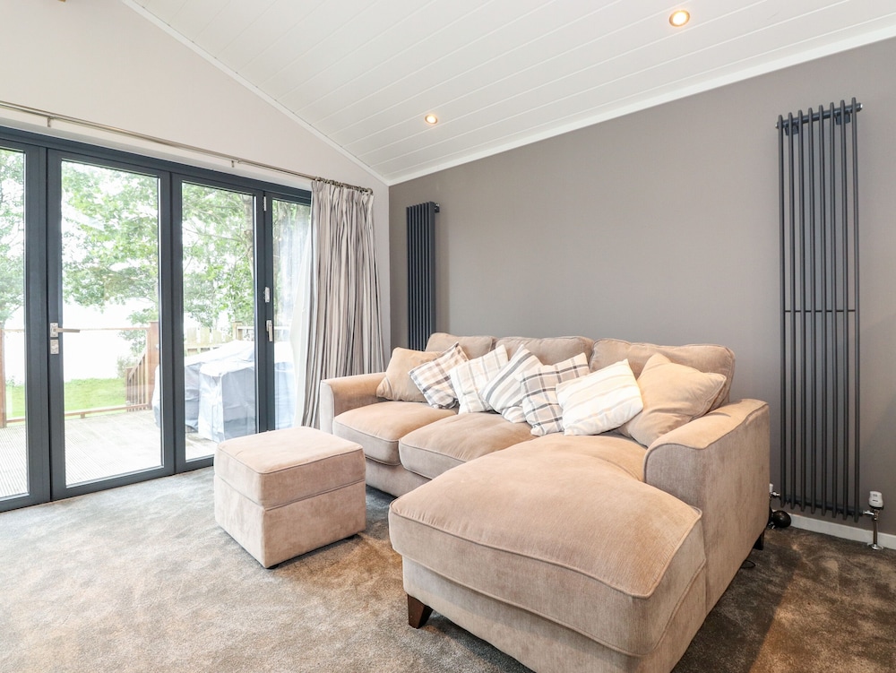 Loubi's Lakeside Lodge