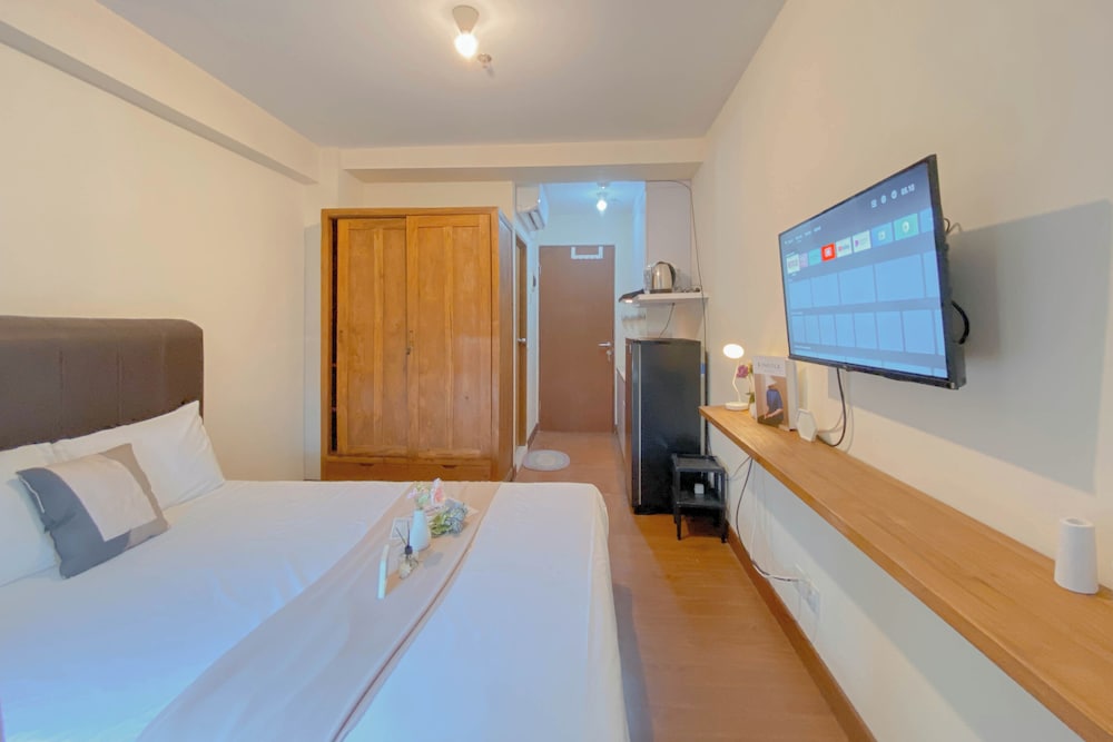 Homey And Good Place Studio At Tifolia Apartment