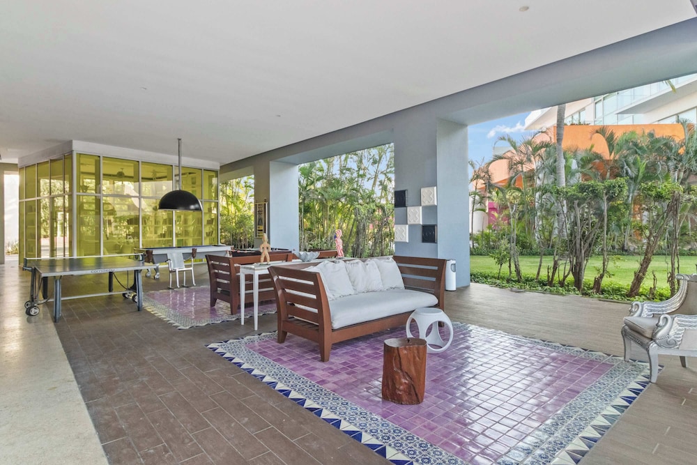 Oceanview 3BR Apt With Beach Access - Pool - Gym