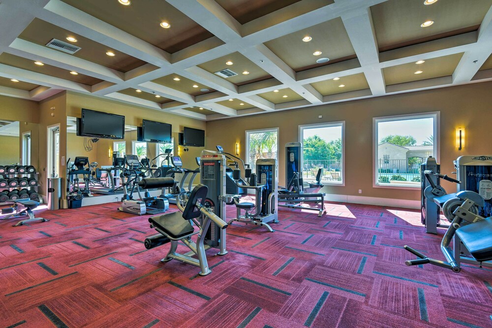 Lovely Mesa Townhome w/ Pool & Hot Tub Access