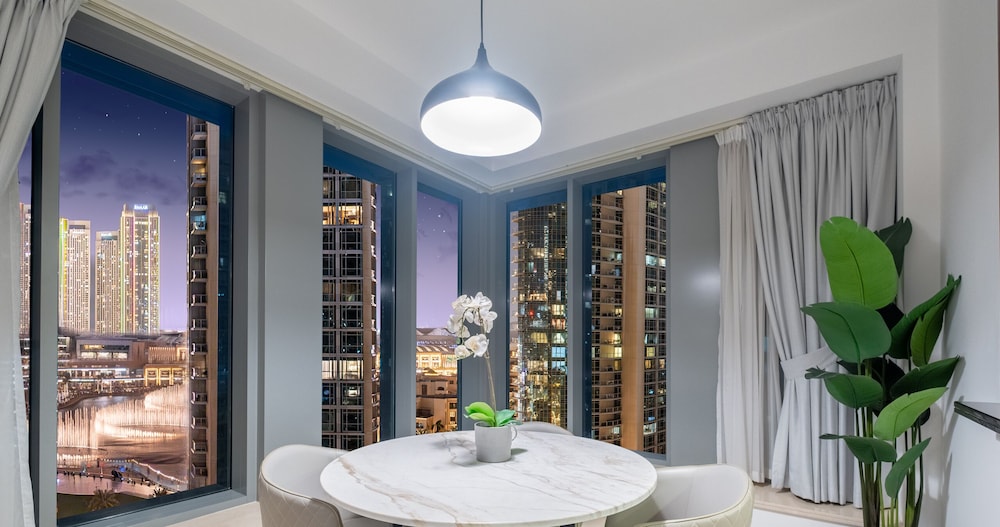LUX  The Fountain View Suite