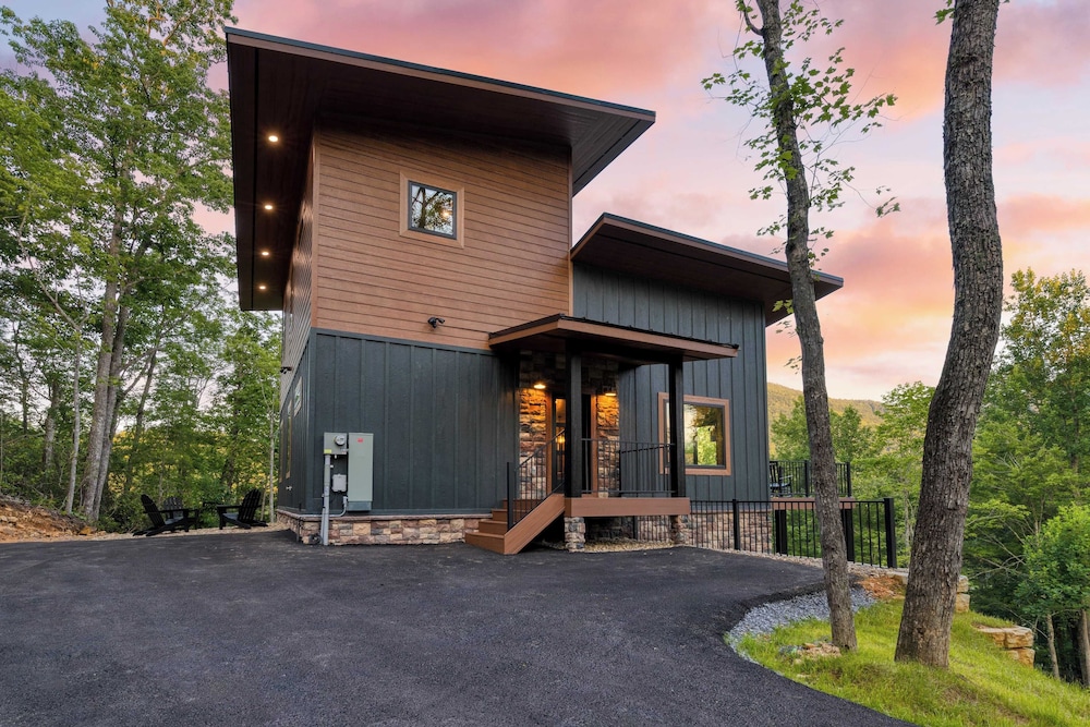 Luxe Cabin w/ Hot Tub, Views & Game Room Sleeps 10 Do Good Holler by Avantstay