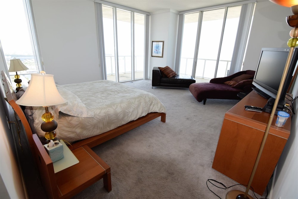 Amazing 4 Bedrooms, 5 Bath + Den Penthouse At La Perla view 5
