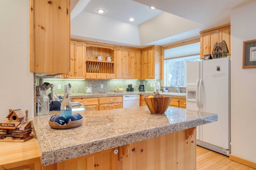 Pinewood Lodge by Avantstay Cozy Cabin Near Ski Resorts & Hiking