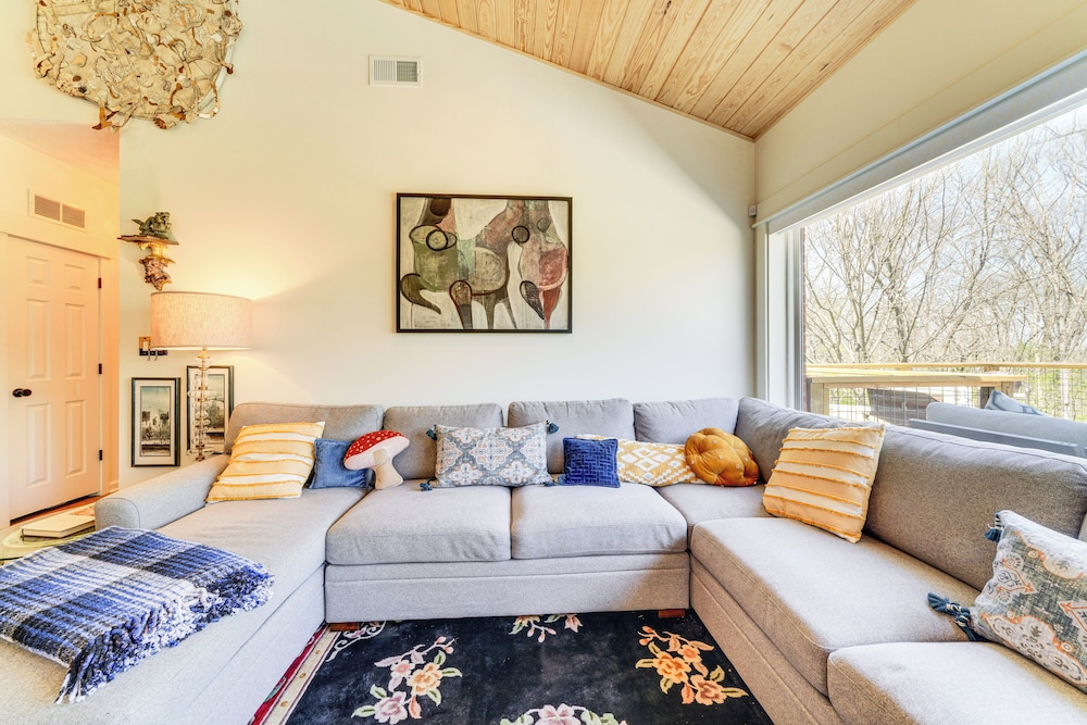 Hot Tub, Deck & Fire Pit: Chic Louisville Home!