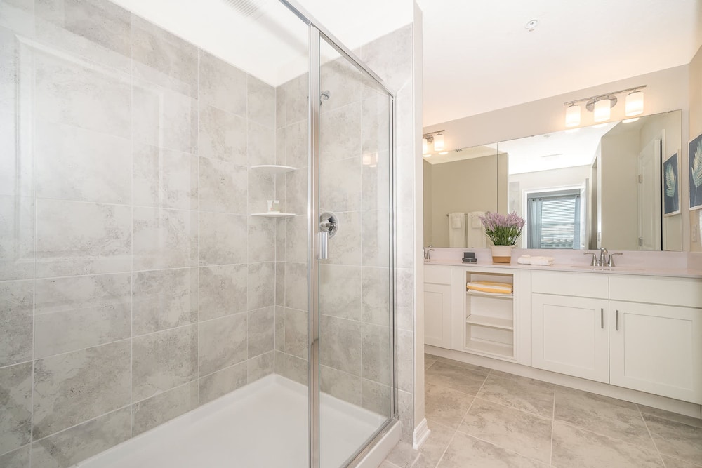 Elegant 2bed Condo in Storey Lake Prime Location