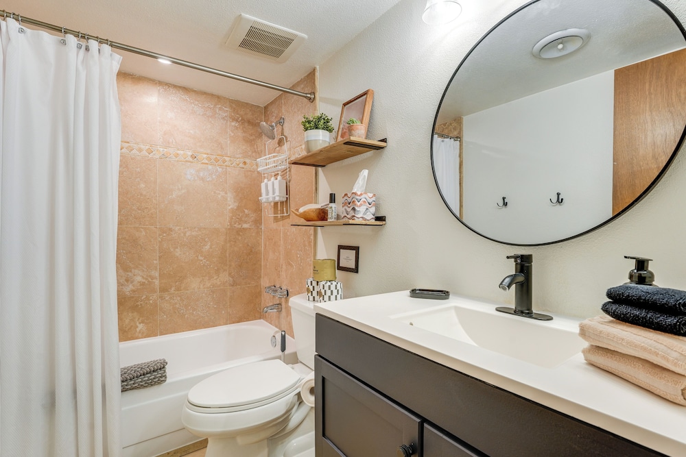 < 1 Mi to Old Town: Scottsdale Condo w/ Balcony