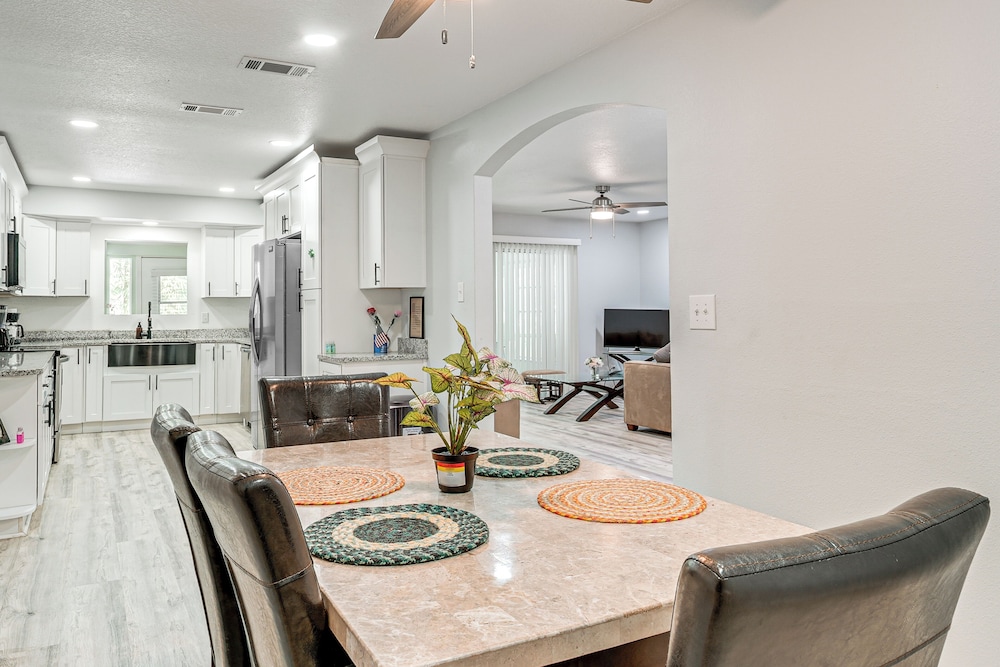 Group Getaway w/ Deck & Yard in Lakeland!