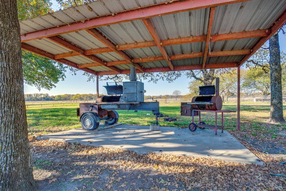 Group Getaway! Multi-level Lodge on Lake Tawakoni