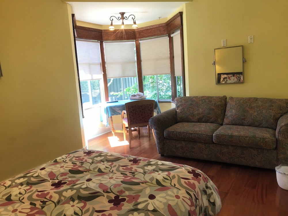 West Broadway guesthouse
