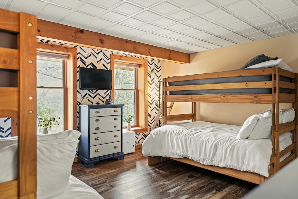 Mountain Escape With Game Room Balcony Stunning Views in the Poconos Christina