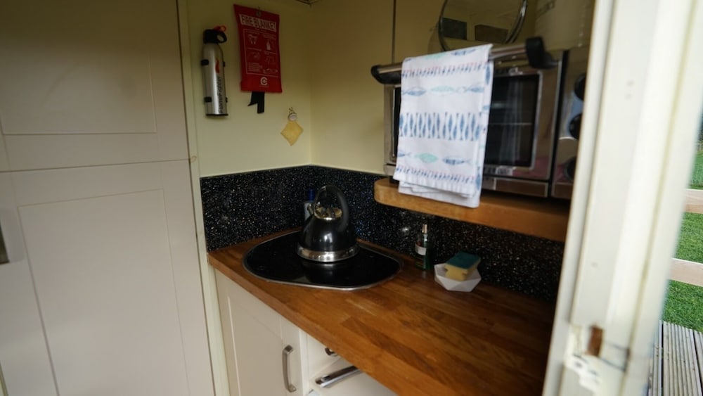 Showman's Hut @ Westcote view 4