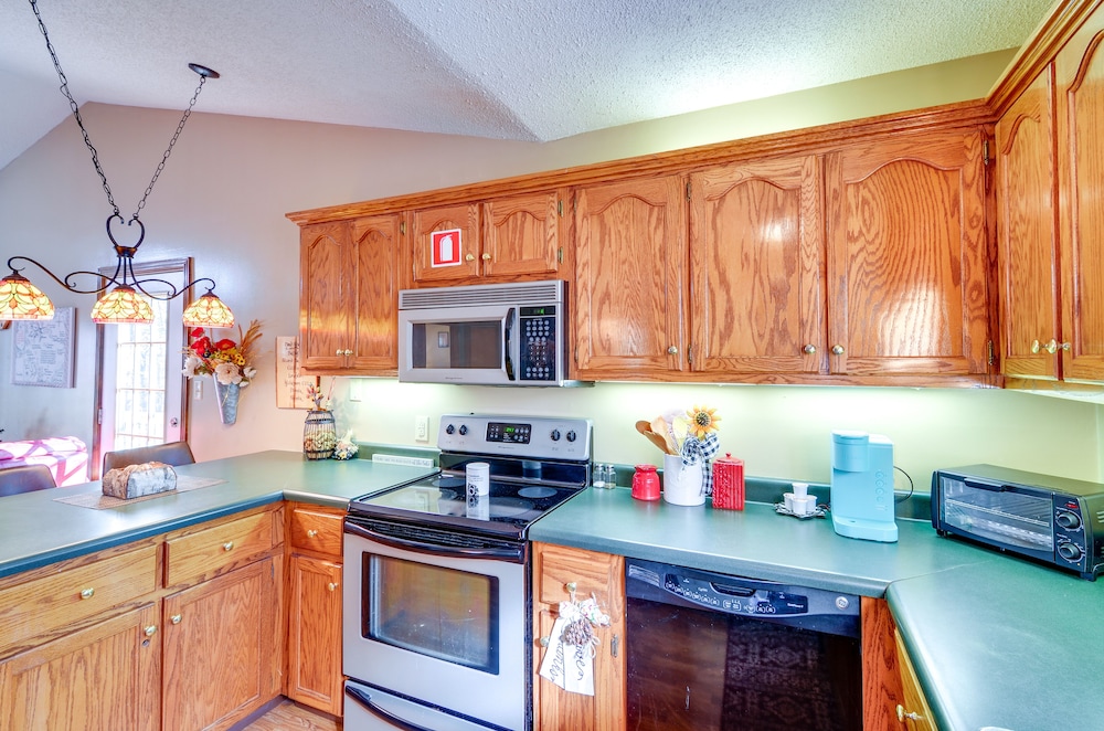 Burnside Resort Cabin w/ Hot Tub & Outdoor Spots!
