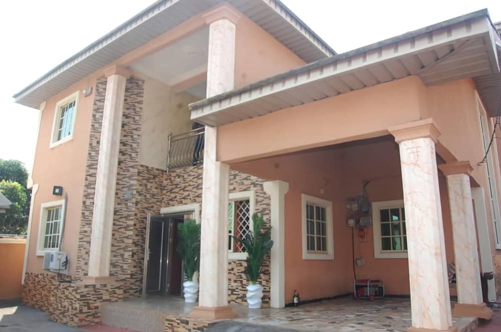 6 Bedroom Serviced Apartments In House in Benin