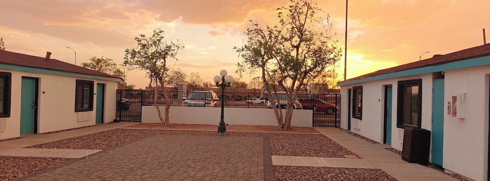 Casa Blanca Inn and Suites