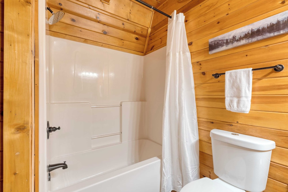 Mountains are Calling by Avantstay Sleeps 8 Hot Tub + Game Loft Located in Douglas Lake Resort