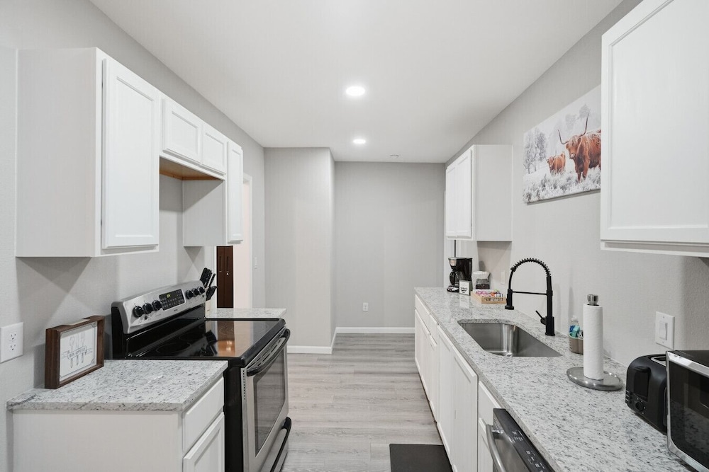 Spacious 4BR Gem Family-friendly Near Downtown