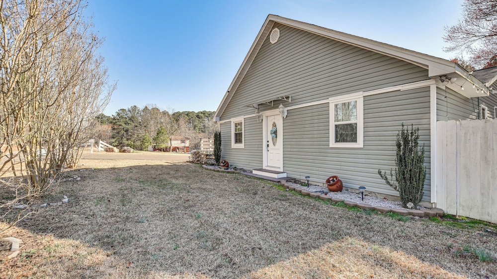 9 Mi to Downtown: Sanford Home w/ Hot Tub