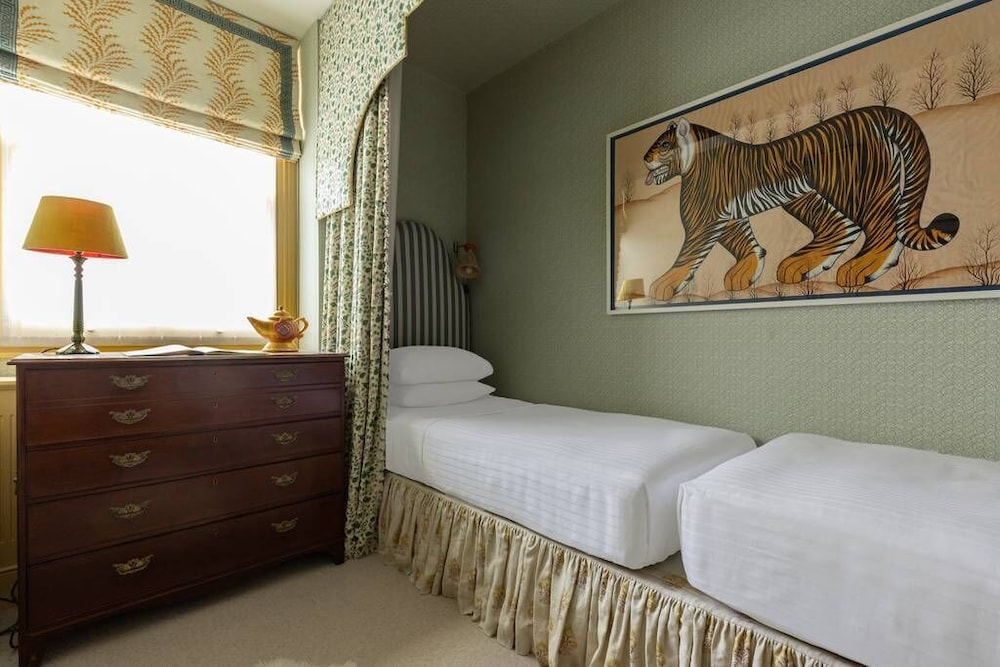 Porchester Square VI by Onefinestay