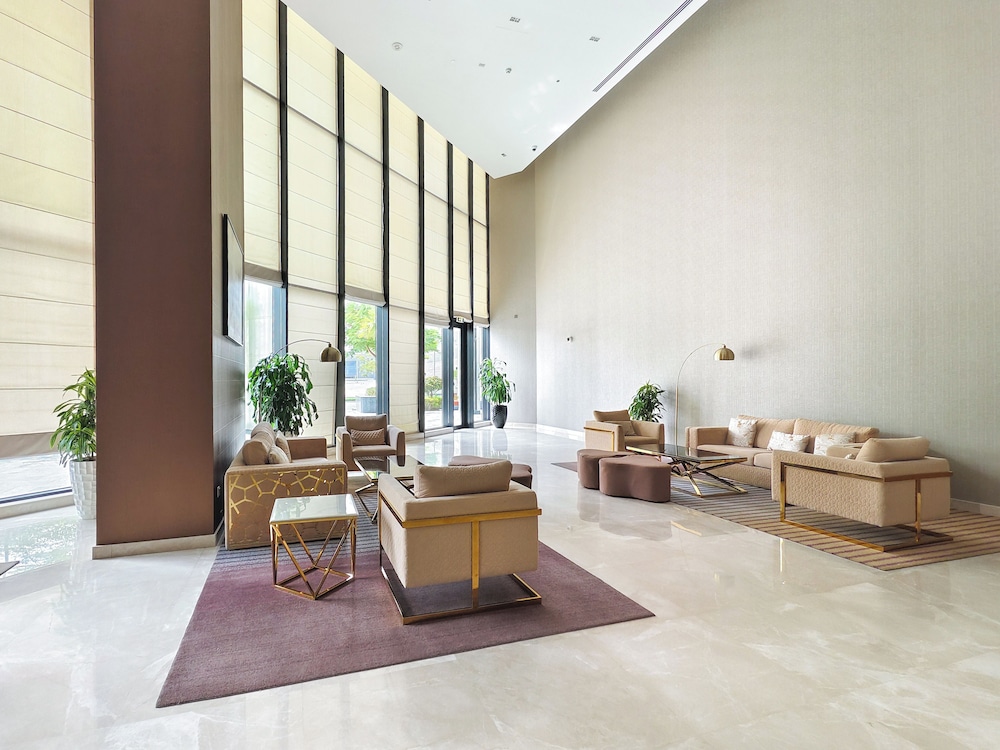 Elegant Apartment Amidst Vibrant Area with Balcony — recepcion & lobby
