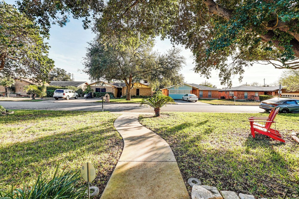 3 Mi to Downtown Mcallen: Quiet Home w/ Pool