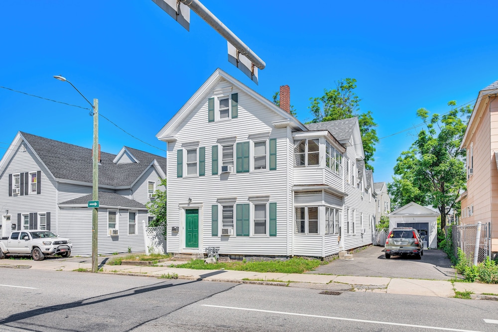 Walkable Nashua Apartment - Close to Hospitals! view 5
