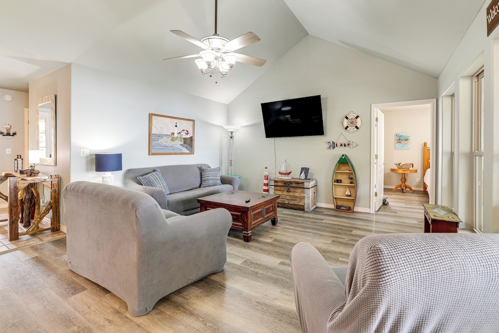 Bring Your Boat! Lakefront Home w/ Dock in Grove