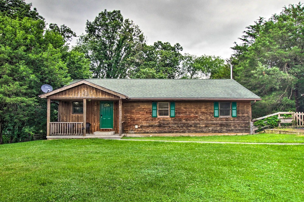 Pet-friendly VA Home ~ 30 Mi to Shenandoah NP
