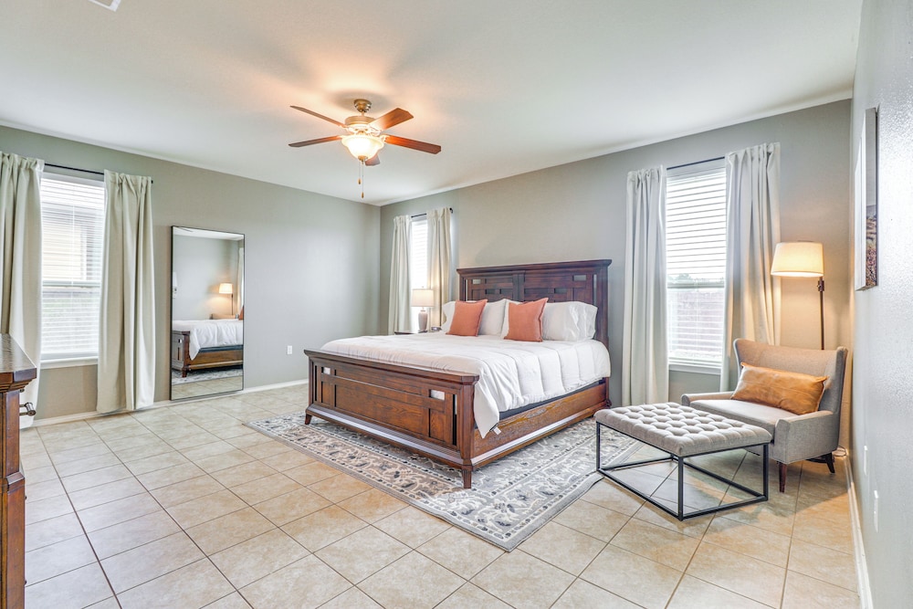 10 Mi to Dtwn Austin: Family Home w/ Communal Pool