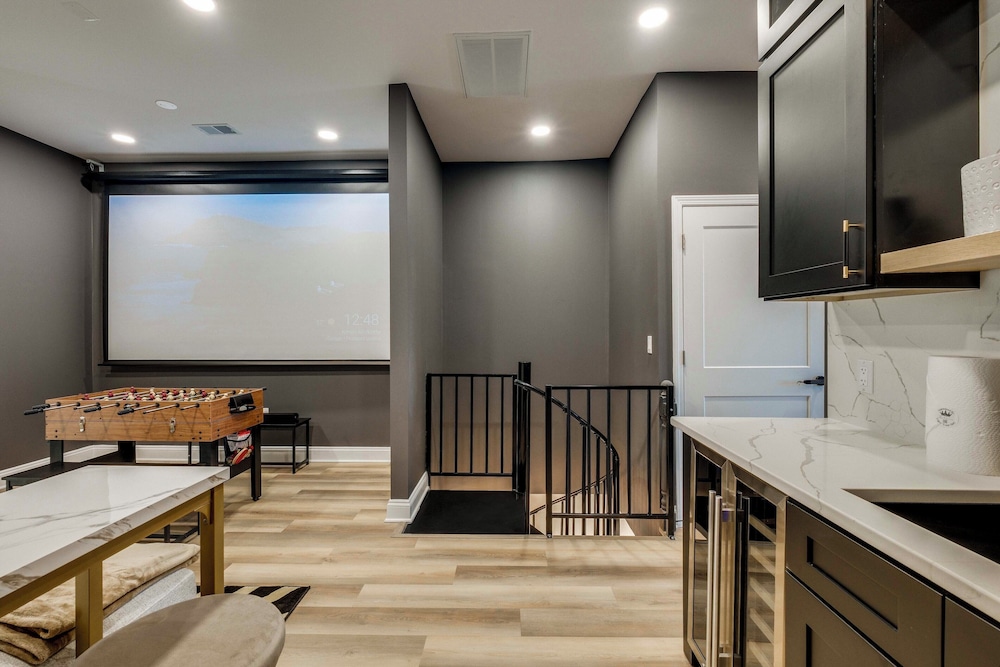 1 Mi to Dtwn: Hot Tub Haven in Richmond!