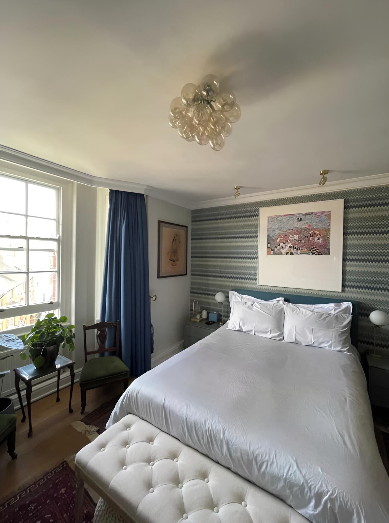 Vibrant & Art-filled 2BD Haven - Victoria