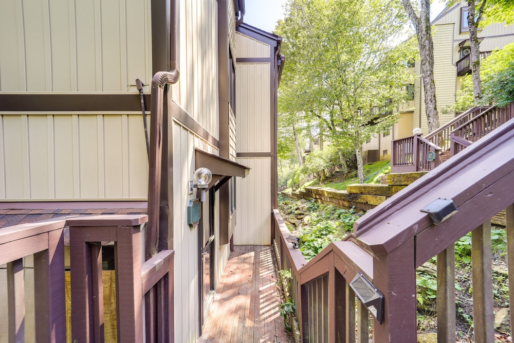 1 Mi to Ski: Condo w/ Fireplace in Beech Mountain! view 4