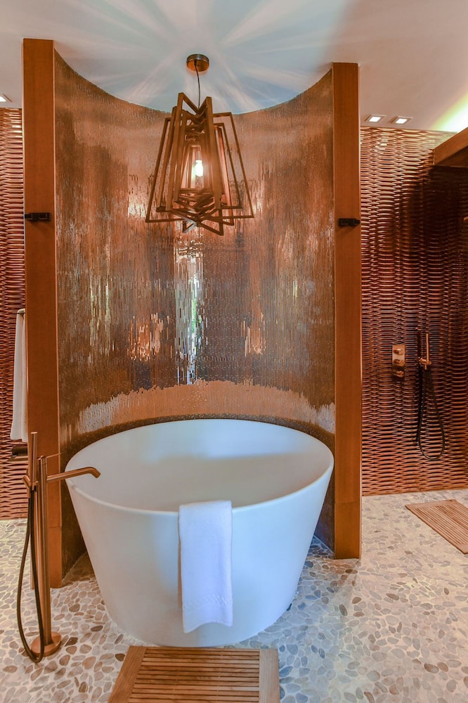 Oceans 8 Villa 6BR