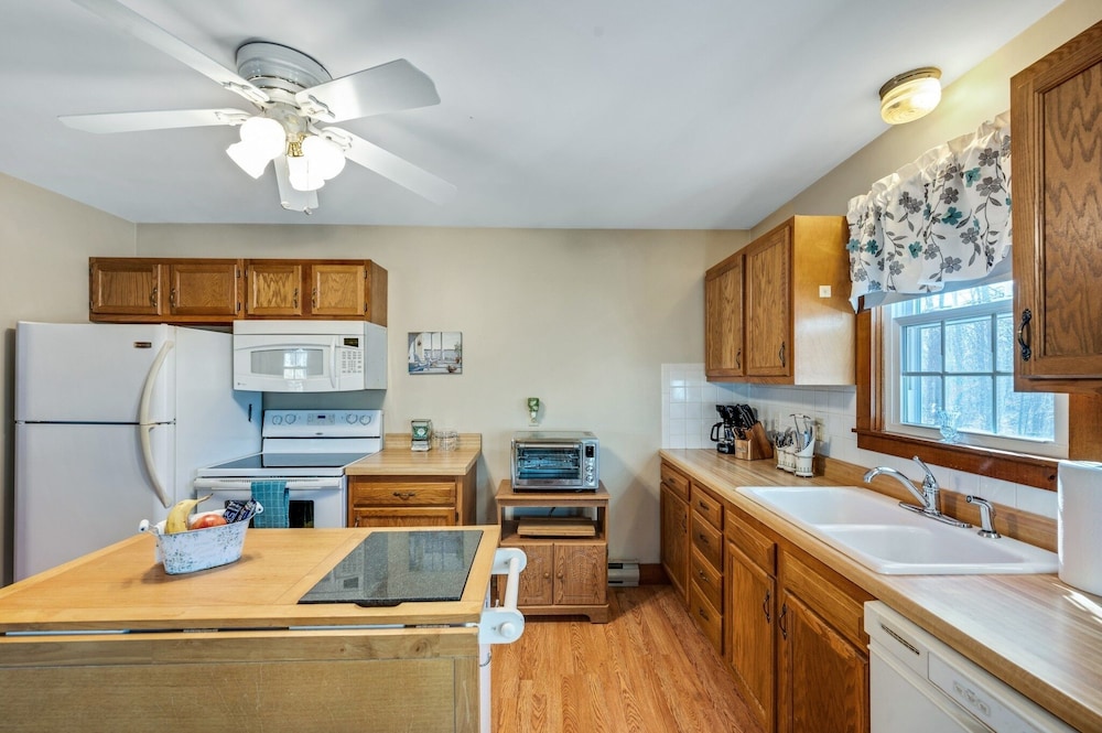 Cozy Bungalow Just Minutes From Mystic, Westerly Beaches, Boating And Casinos! 1 Bedroom Bungalow by RedAwning view 2