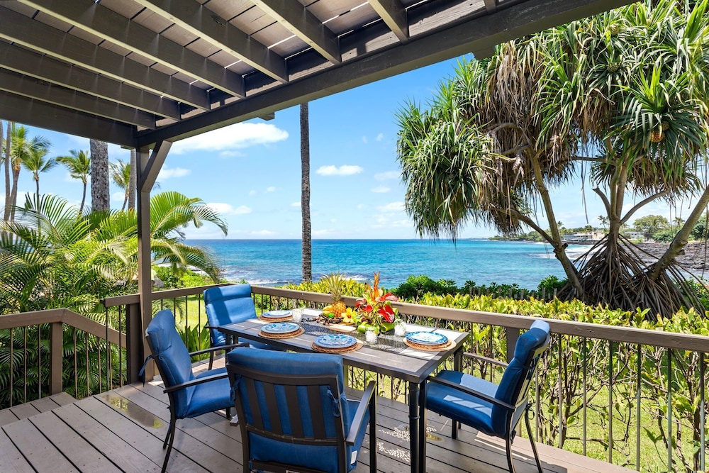 Beautiful Oceanfront - Air-conditioned - Sleeps 6 - Walk to Beach - Vrkcv