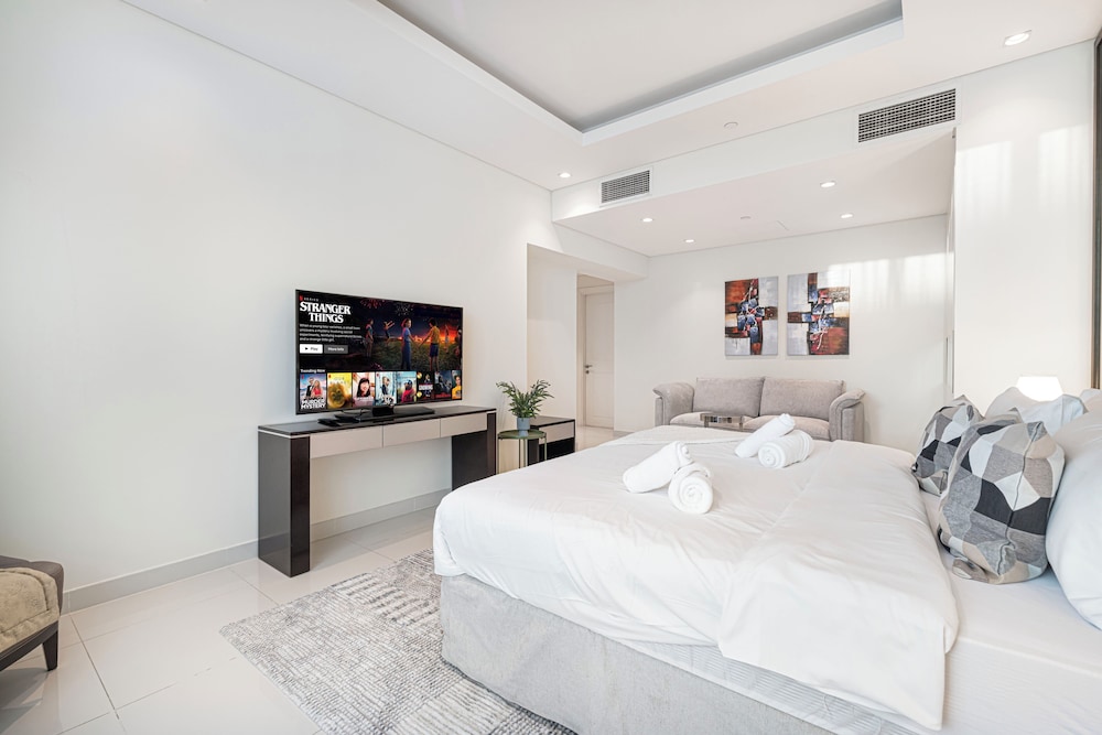 DAMAC Suites by Hostiva – Burj & Fountain