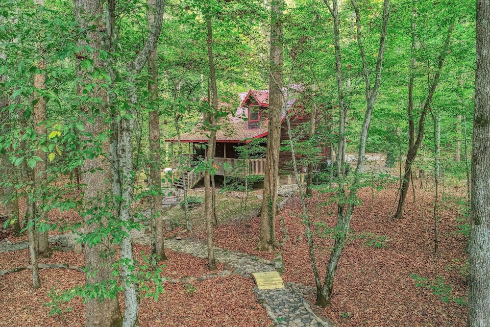 Elk Run On Cosby Creek - 2 Bedrooms, 2 Baths, Sleeps 7 Cabin by RedAwning