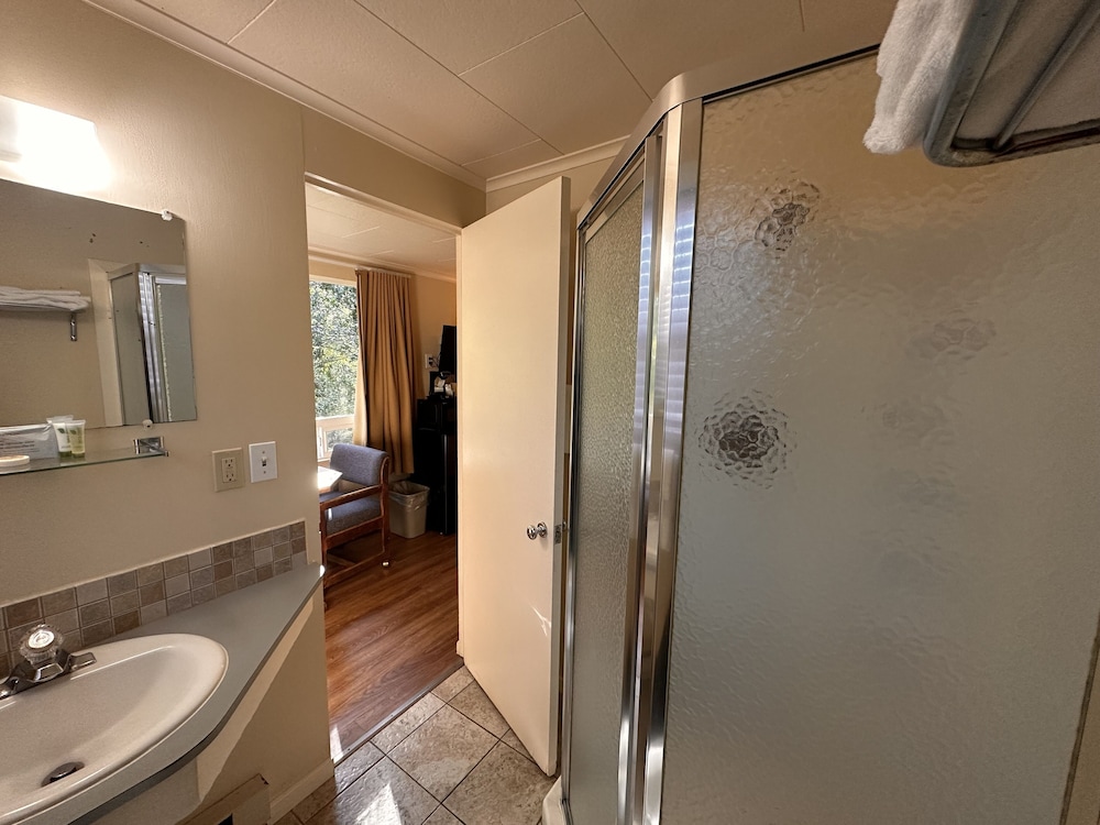 Astoria Crest Motel