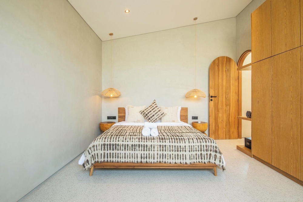 Stylish 5BR Boho Hideaway, 5 Minutes Bingin Beach