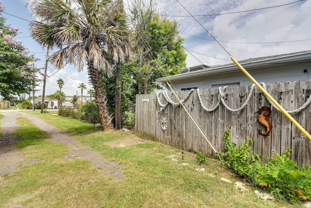 1 Block to Beach: Galveston Coastal Cottage
