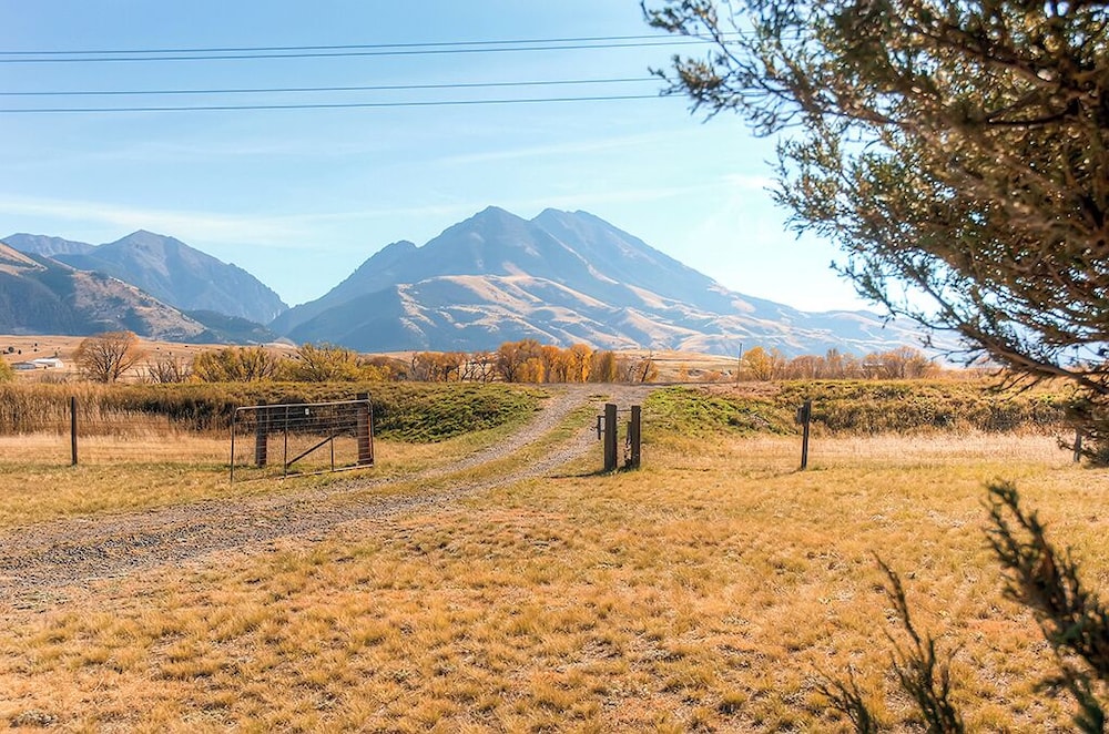 Emigrant Cabin on 10 Acres w/ BBQ & Peaceful Views