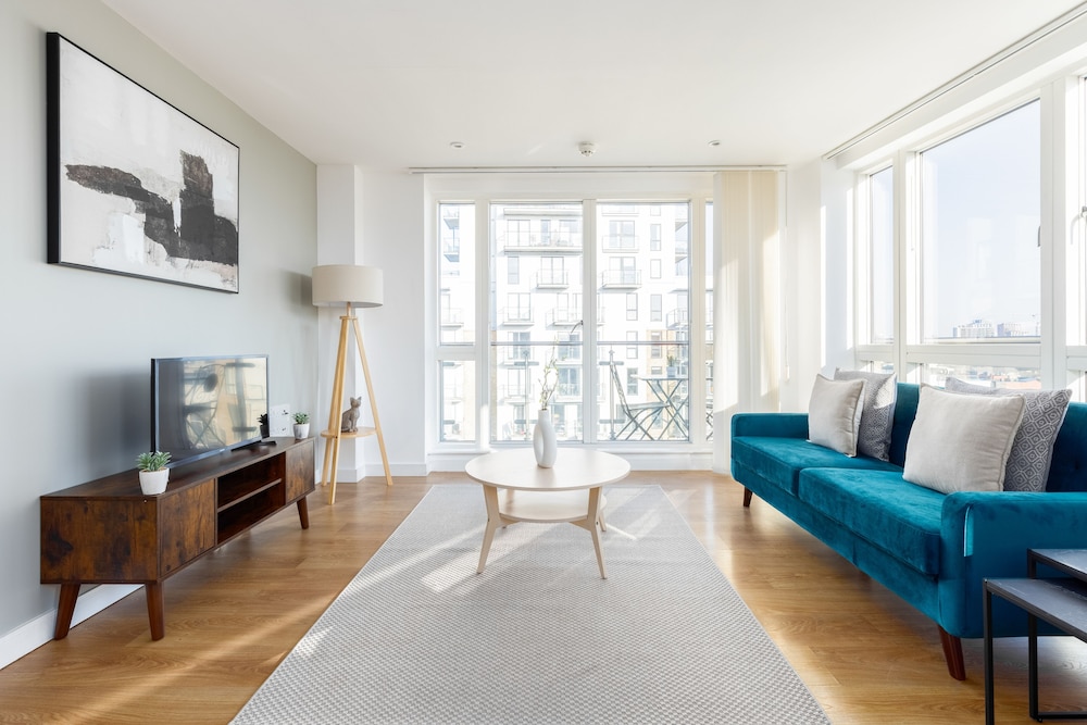 Beautiful Bow Apartment