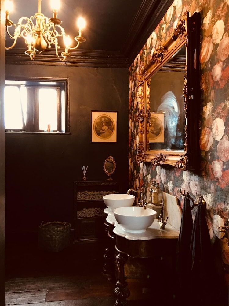 Gin Lounge Rooms
