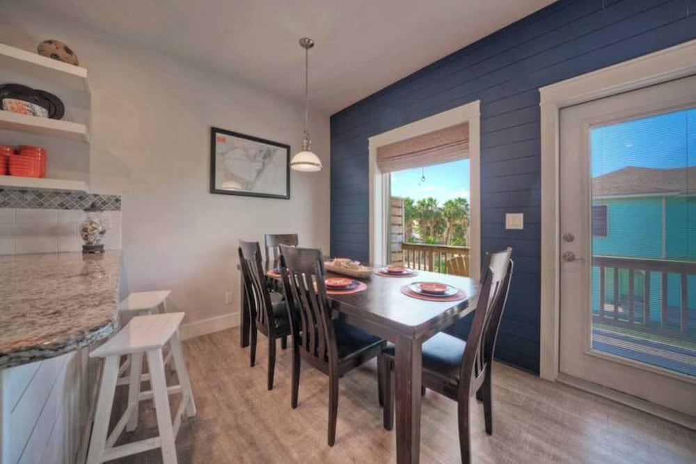 2 Homes in Las Palmeras by Avantstay Sleeps 18, Resort Pool + Private Patio Walk to Town, Golf Cart Zone
