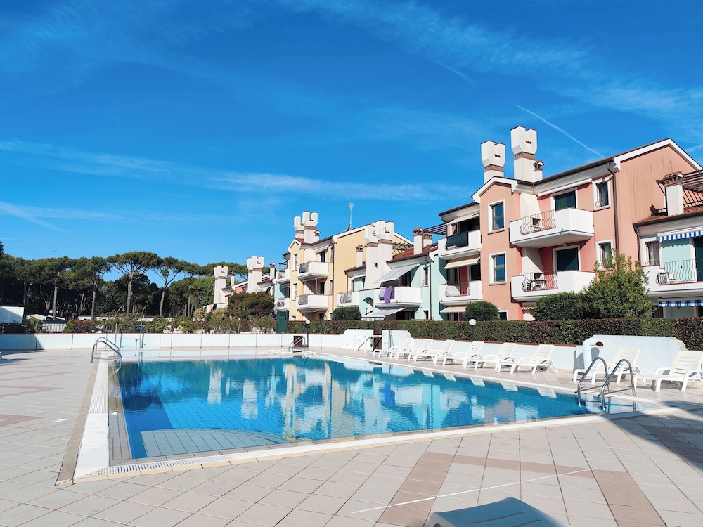 Apartment With Pool Access