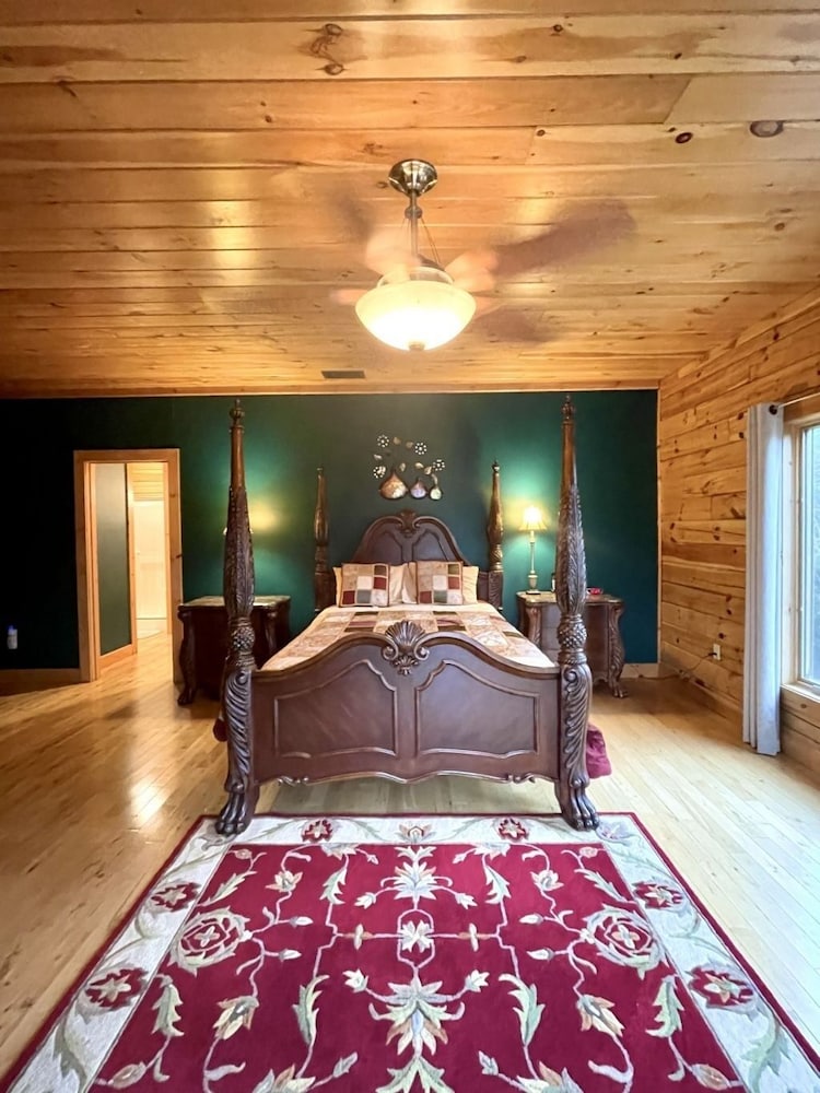 A true log cabin with 360 degree mountain views - Pet and Motorcycle friendly! 5 Bedroom Cabin by RedAwning view 4