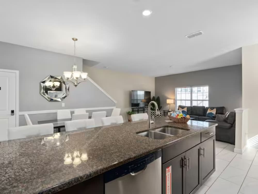 Free Amenities Spacious Home King Beds