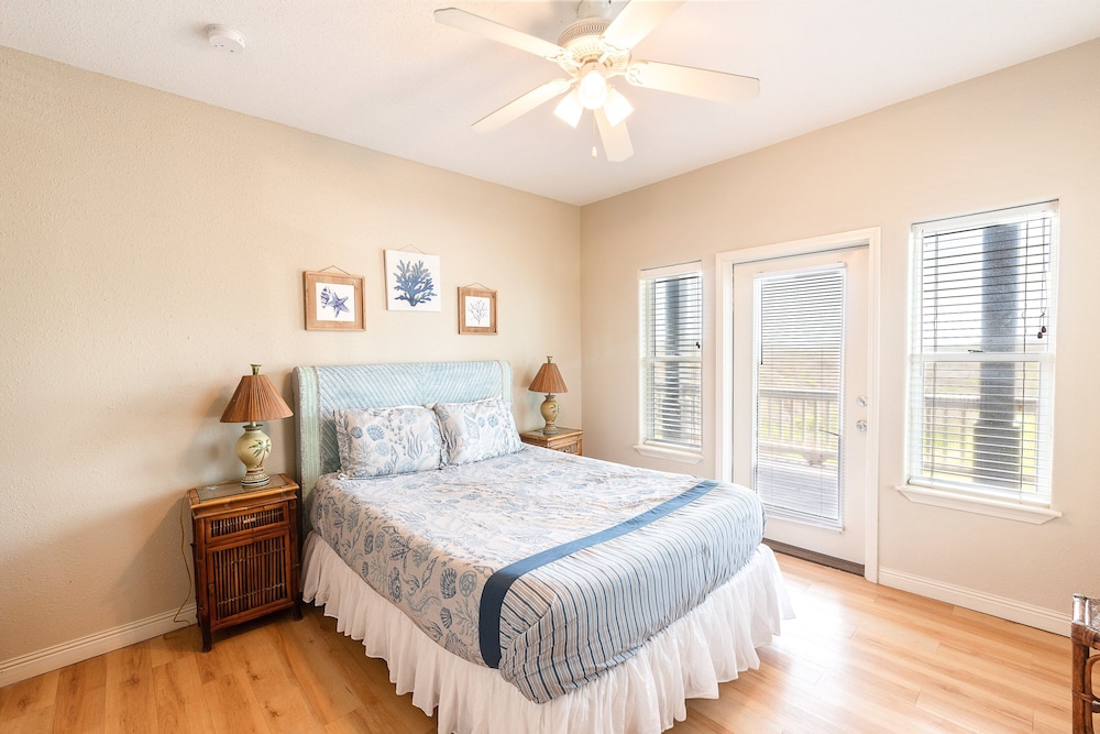 Beach Front Baby Ocean Views, Golf Cart & Pet Friendly!