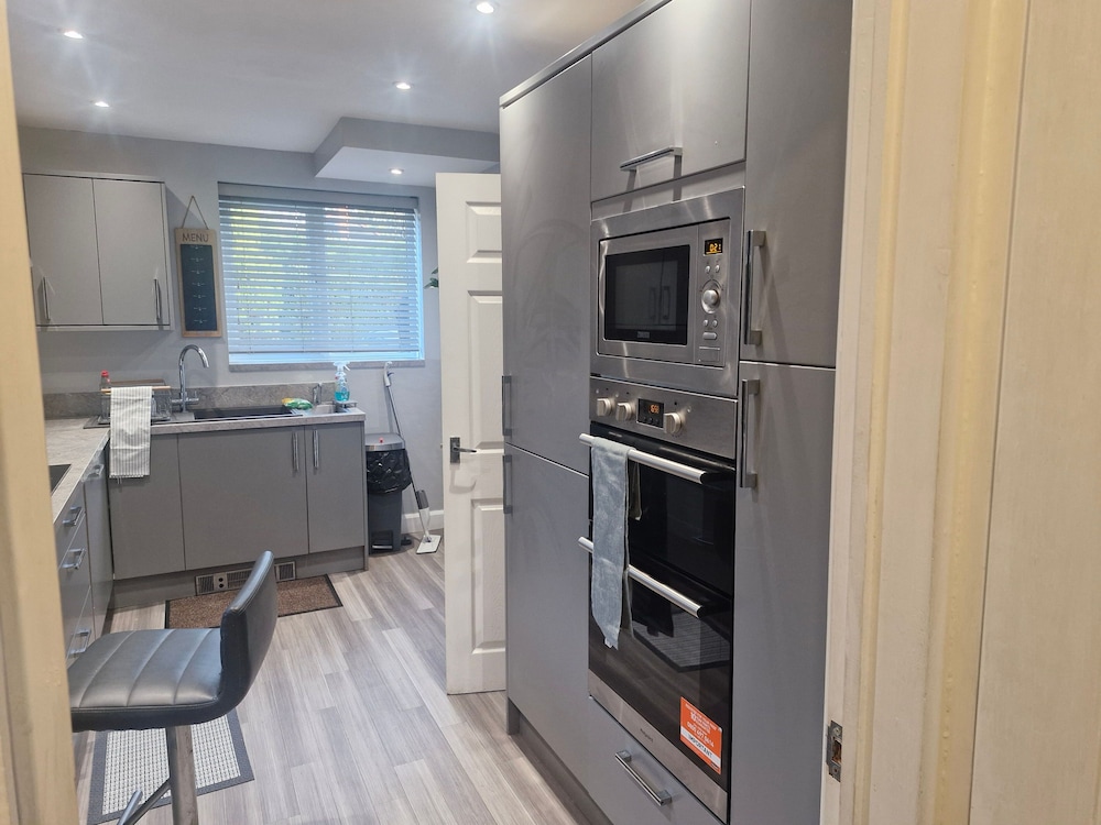 Beautiful Wythenshawe Home Near Airport With Garden & Parking Sleeps 5
